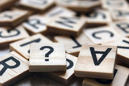 buchstaben-fragezeichen-holz_sarahpictures-pexels.jpg